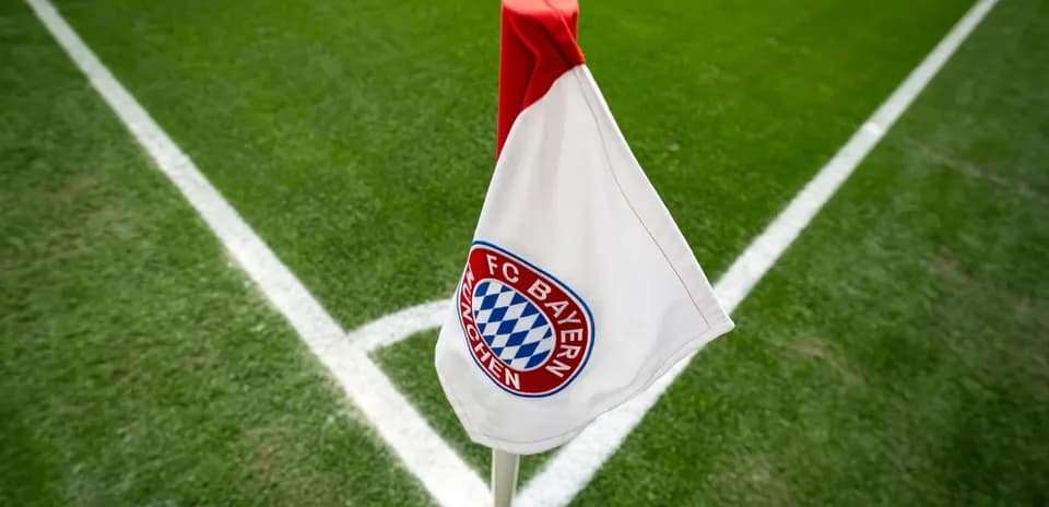 Corner flag with FC Bayern München logo