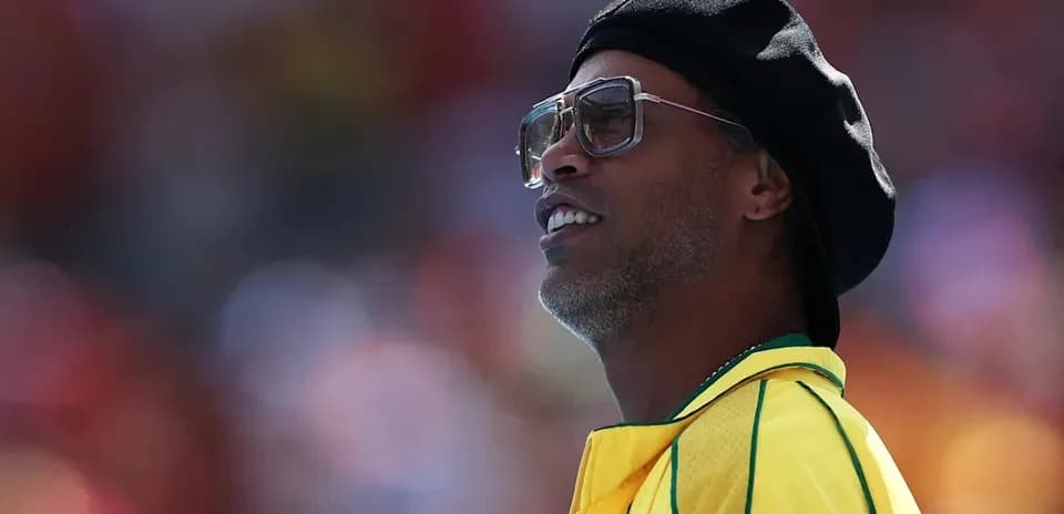 Man wearing sunglasses and yellow jersey at event
