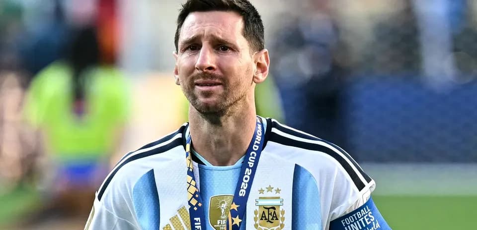 Player in Argentina jersey with World Cup medal