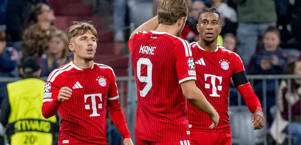 Bayern Munich players discussing on the field