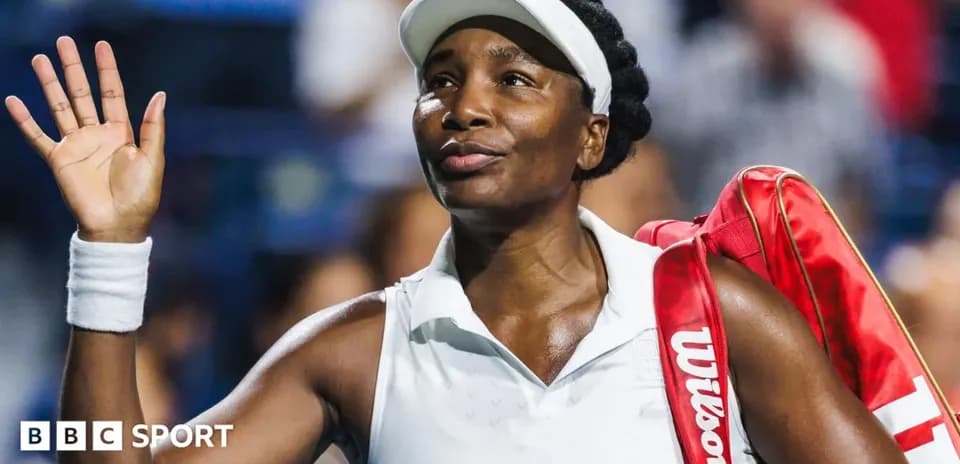 Venus Williams waving while leaving the court