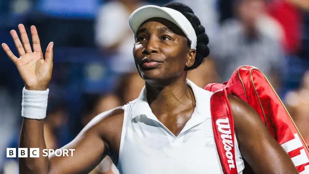 Venus Williams waving while leaving the court