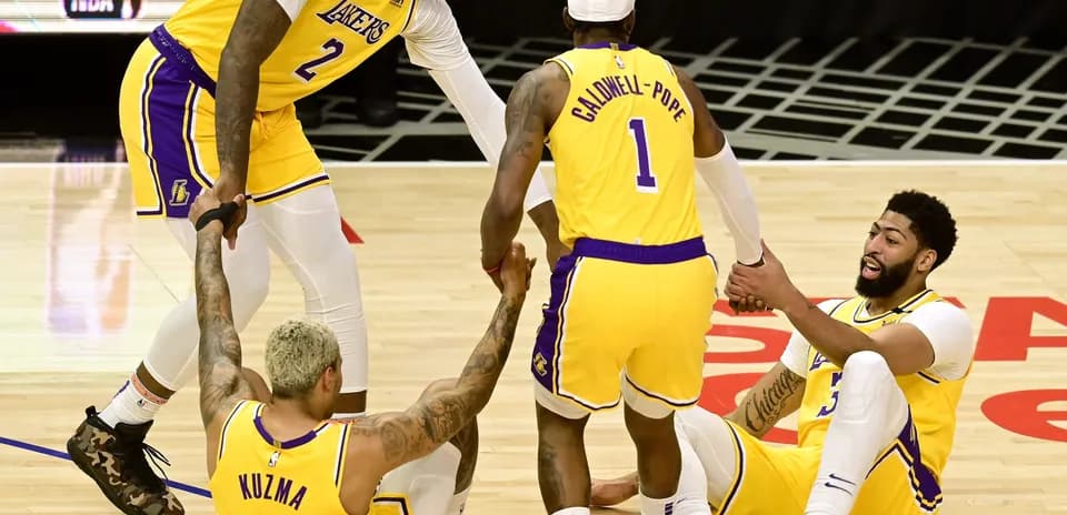 Lakers players helping each other off the court