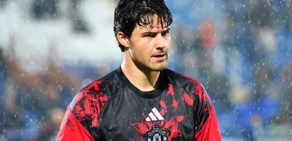 Goalkeeper in Manchester United kit during rain