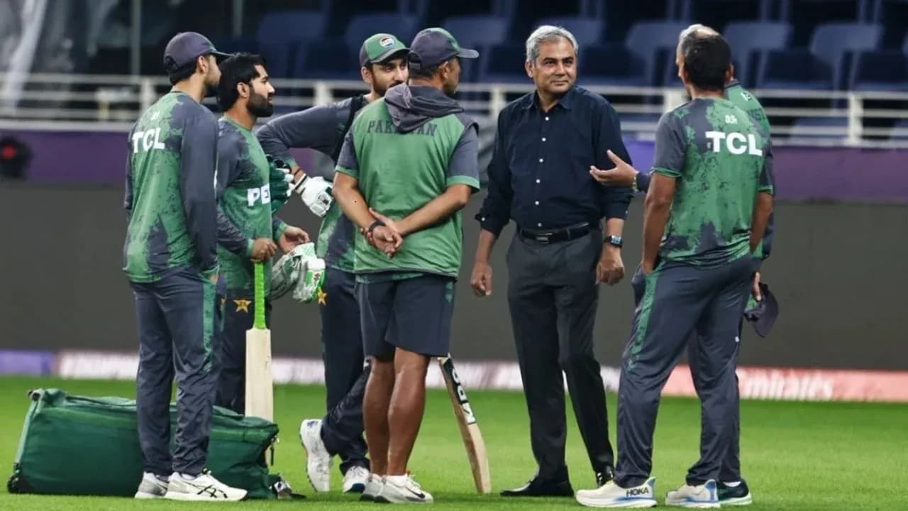Pakistan cricket team discussing strategies on field