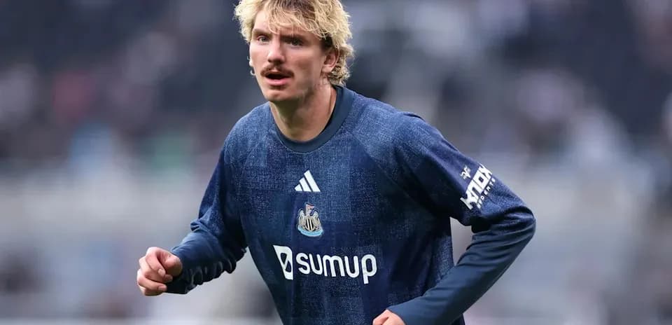 Player warming up in Newcastle training gear