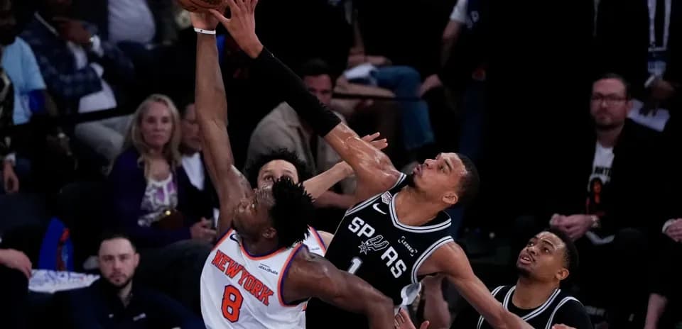 Player blocking shot during Knicks vs Spurs game