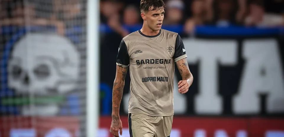 Player walking on the pitch in team uniform