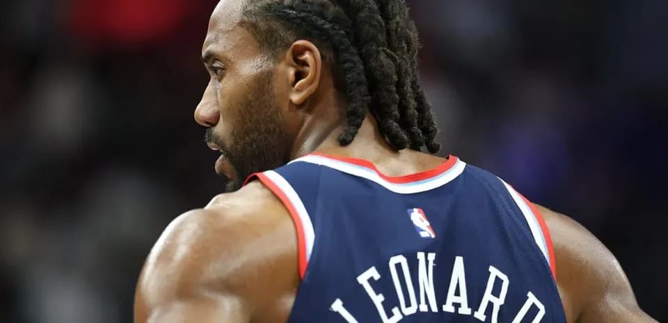 Player in jersey with 'LEONARD' on back