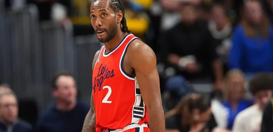 Kawhi Leonard in red Los Angeles jersey during game