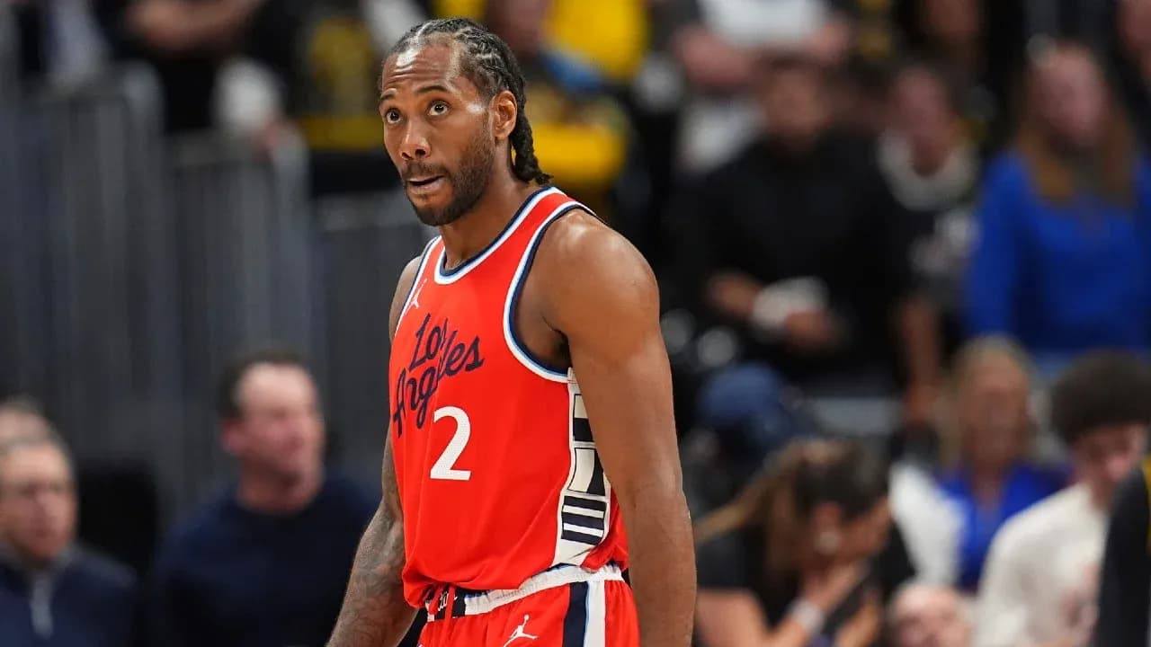 Kawhi Leonard in red Los Angeles jersey during game