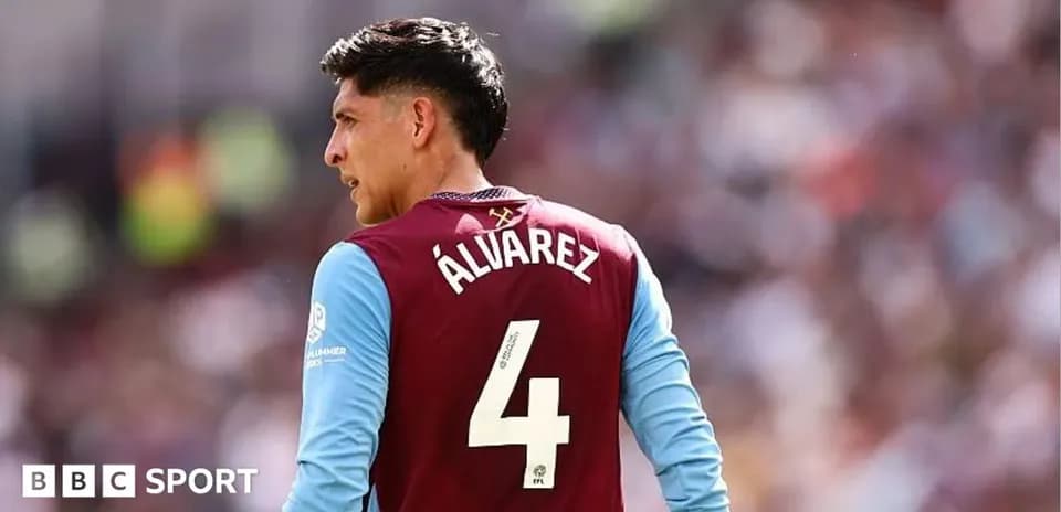 Player Álvarez wearing jersey number 4 during match