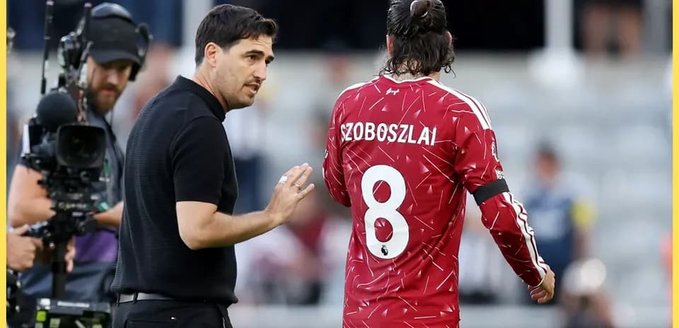 Manager giving instructions to player Szoboszlai
