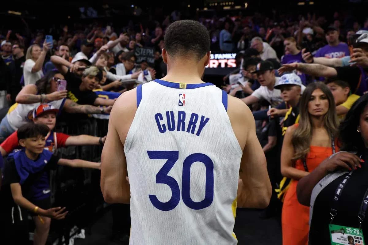 Stephen Curry walking past fans after game