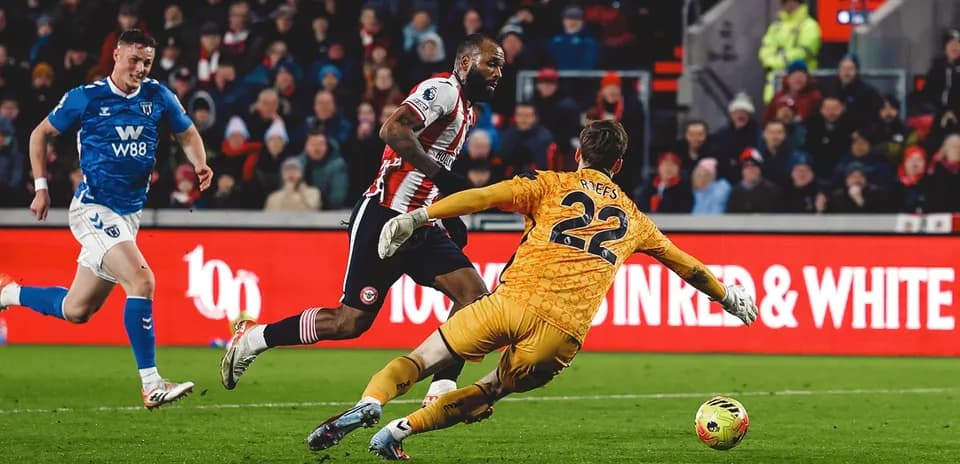 Brentford player evading Sunderland goalkeeper