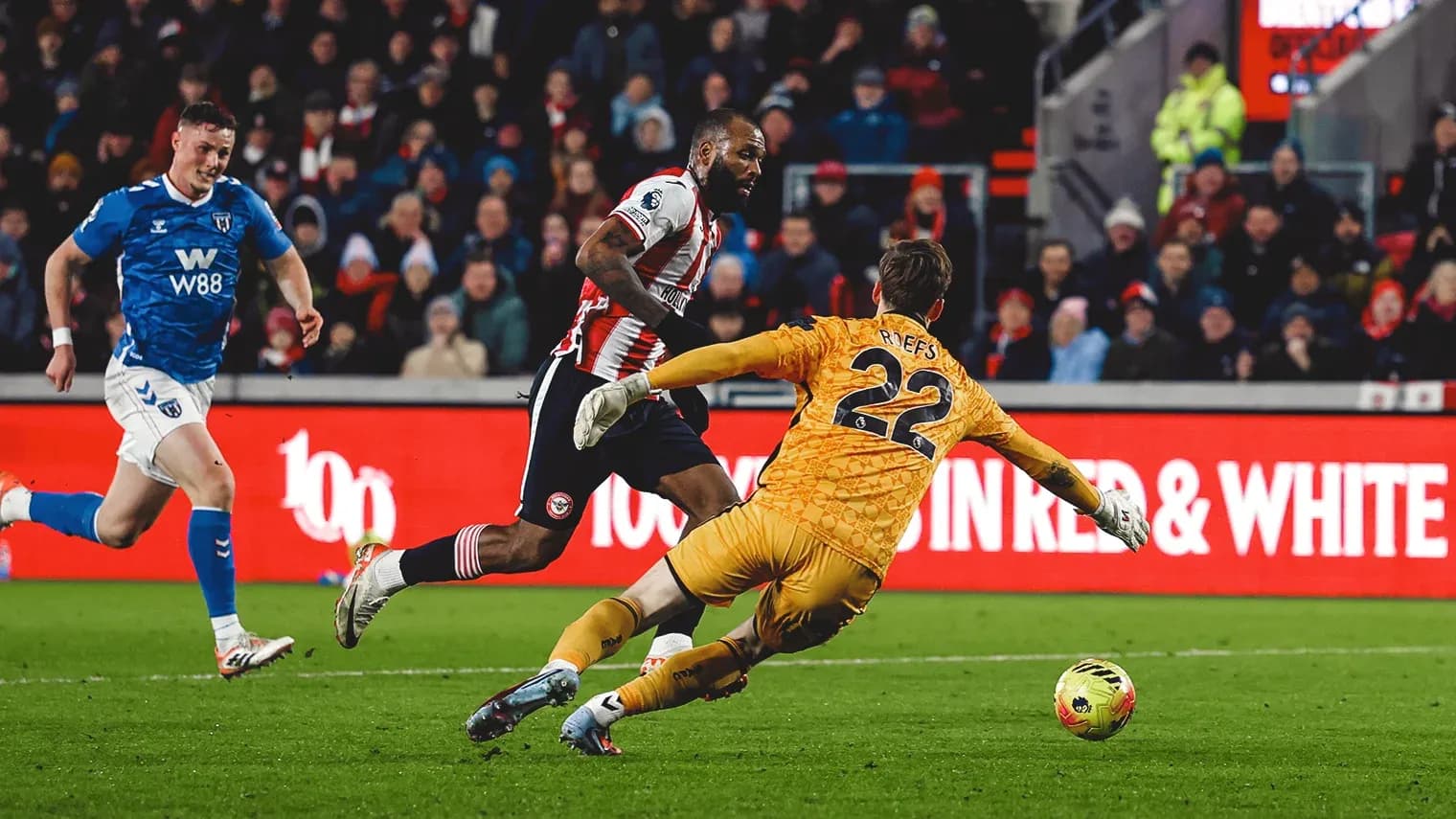 Brentford player evading Sunderland goalkeeper