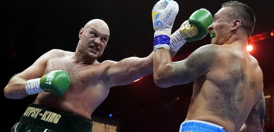 Boxers Tyson Fury and Oleksandr Usyk exchanging punches