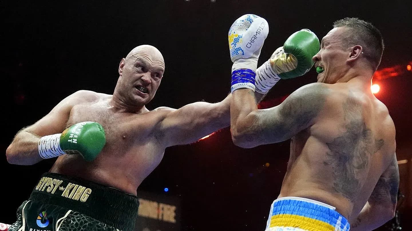 Boxers Tyson Fury and Oleksandr Usyk exchanging punches