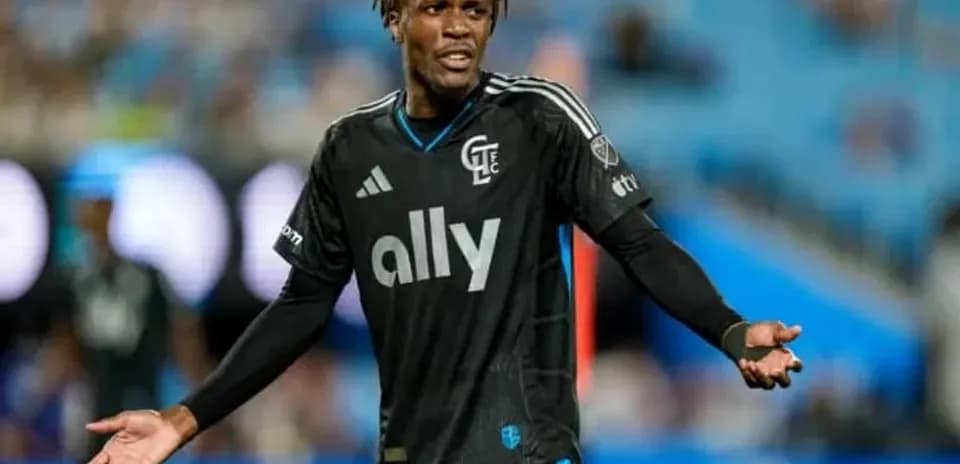 Player gesturing during a match in black uniform