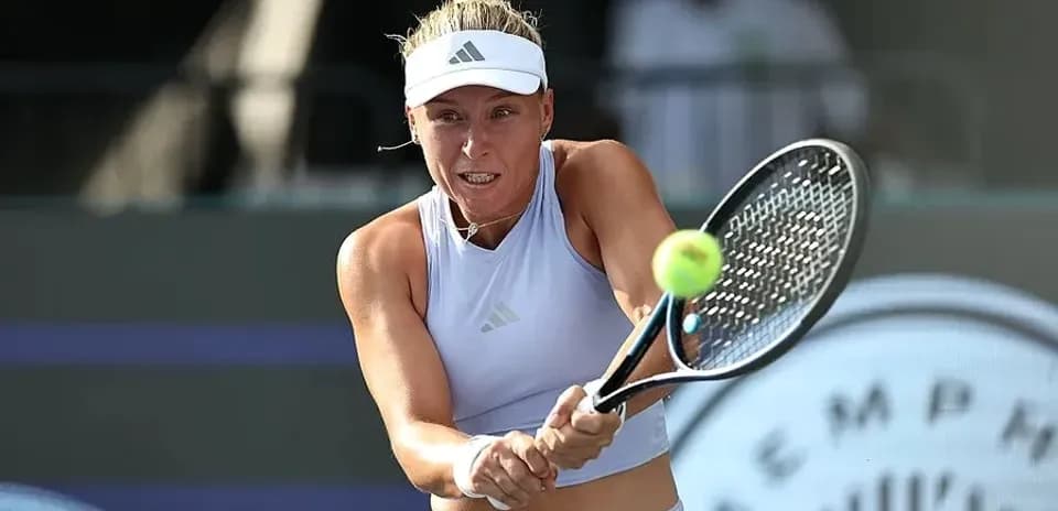Tennis player hitting a forehand during match