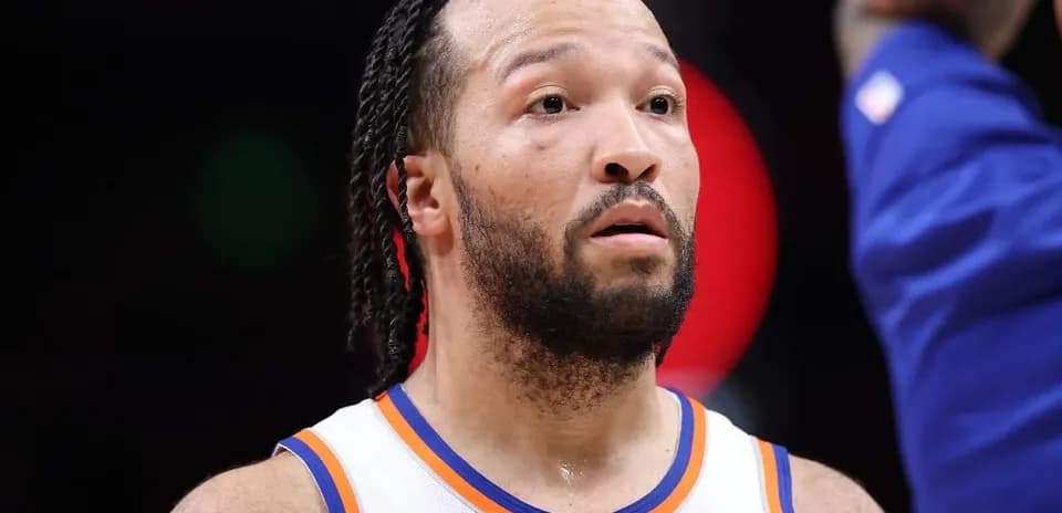 Player in Knicks jersey during a game