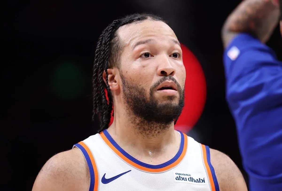 Player in Knicks jersey during a game