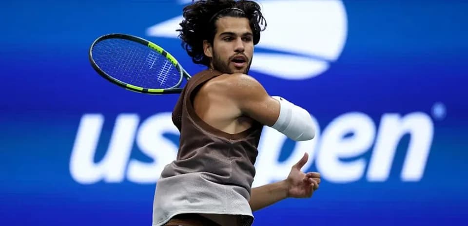 Player hitting a backhand shot at US Open
