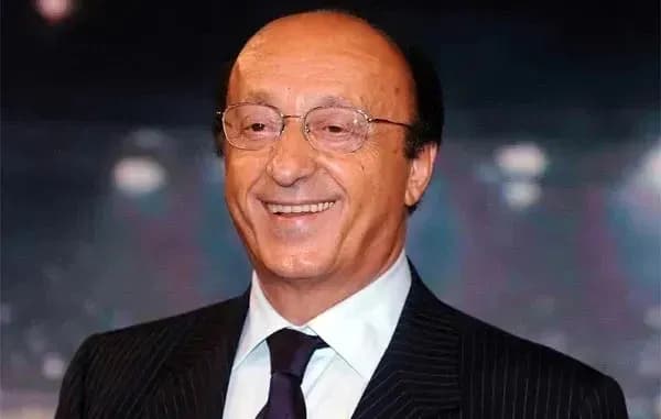 Smiling man in suit with glasses