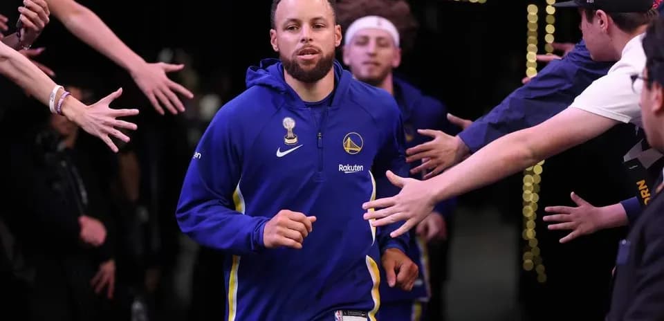 Stephen Curry running through fan tunnel before game