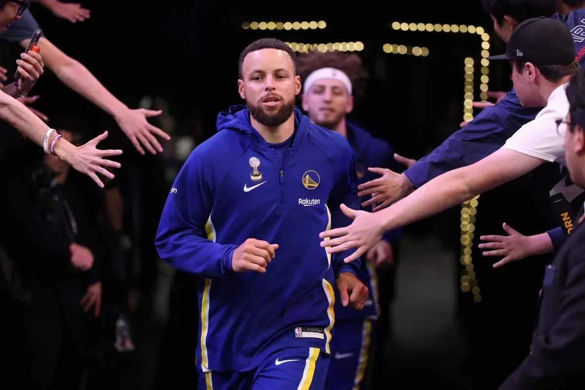 Stephen Curry running through fan tunnel before game