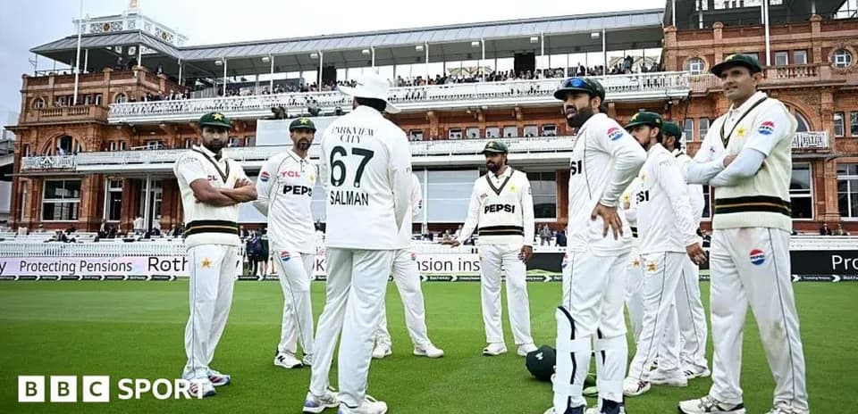 Pakistan cricket team in discussion on the field