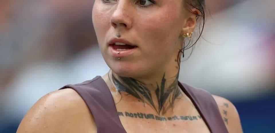 Athlete with tattoos during a match moment