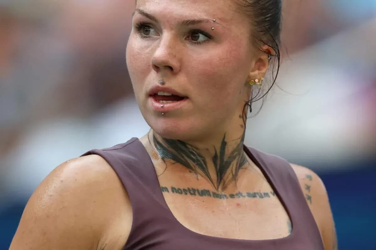 Athlete with tattoos during a match moment