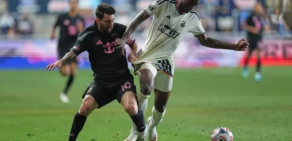 Messi challenges Philadelphia player for the ball