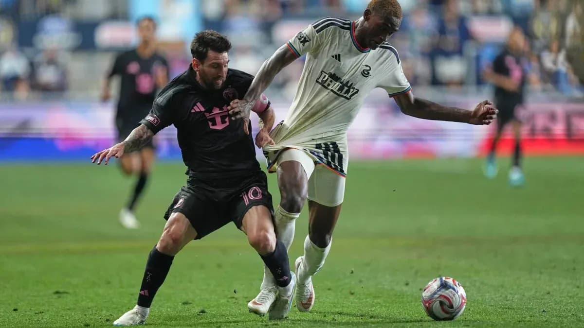 Messi challenges Philadelphia player for the ball