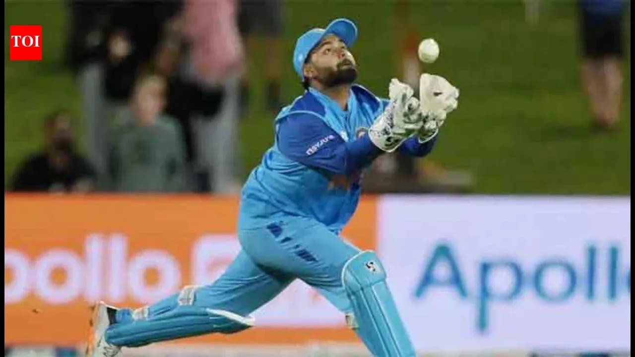 Wicketkeeper attempting to catch a cricket ball