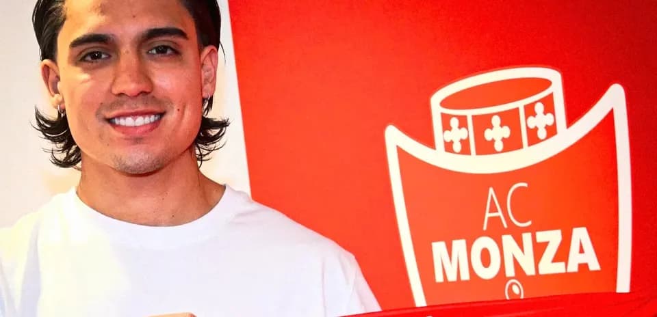 Player holding AC Monza scarf during signing event