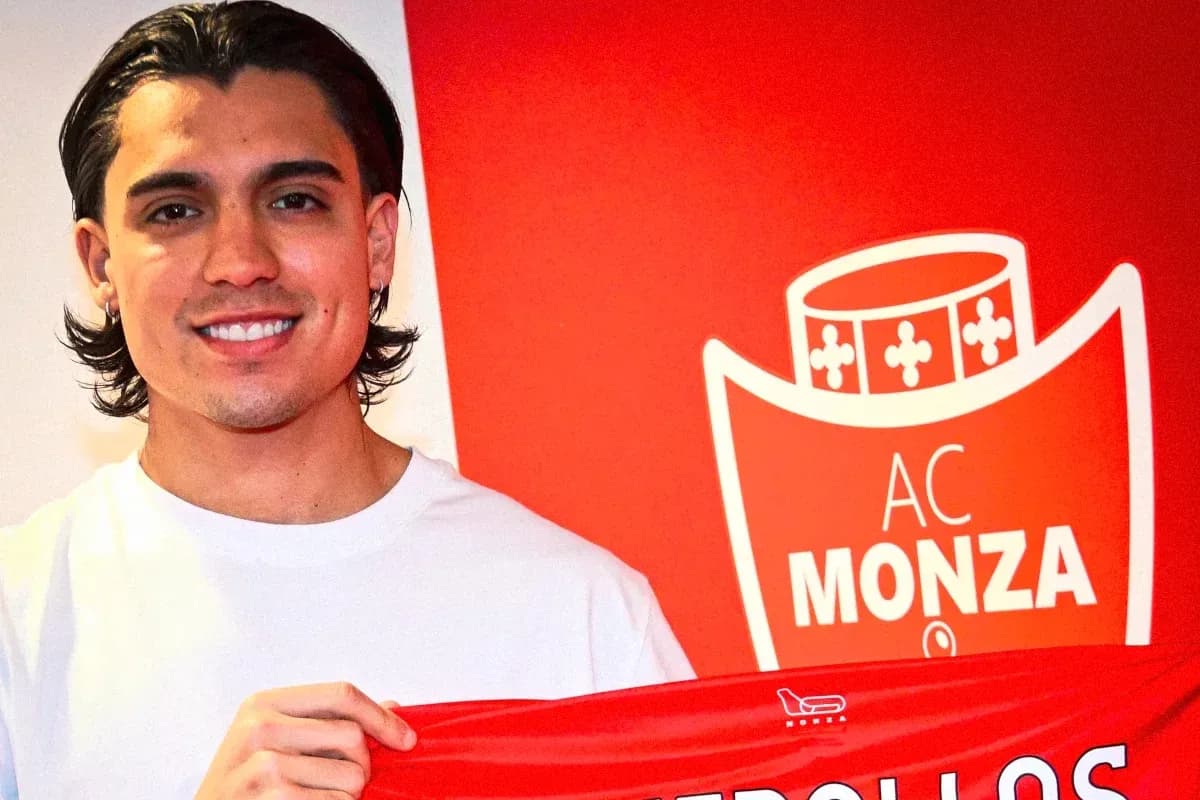 Player holding AC Monza scarf during signing event