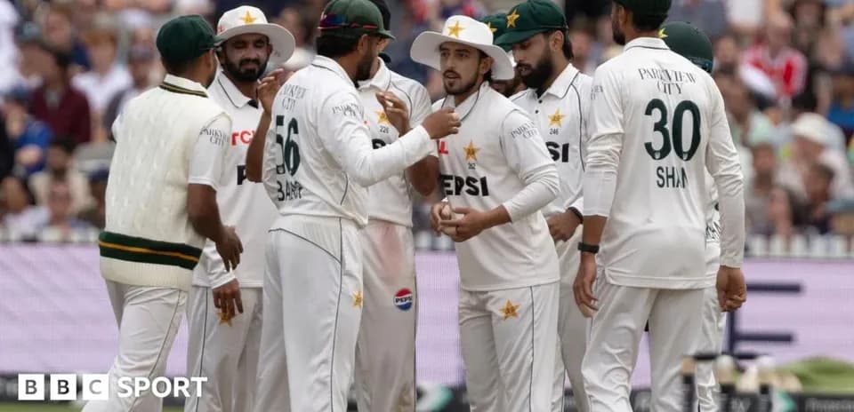 Pakistani cricket team discussing strategy on field