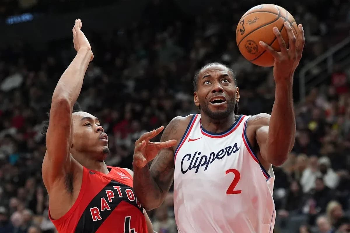 Kawhi Leonard attempting a shot against Raptors defender