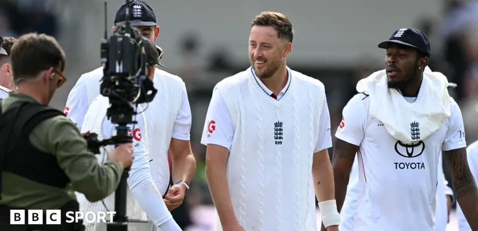England cricket players walking off the field