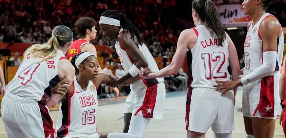 USA women's basketball team supporting a teammate