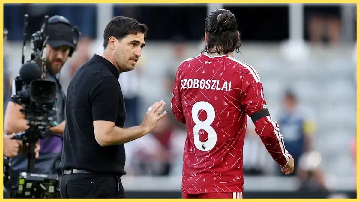 Coach discussing with player Szoboszlai during match