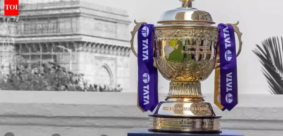 IPL trophy displayed in front of Gateway of India