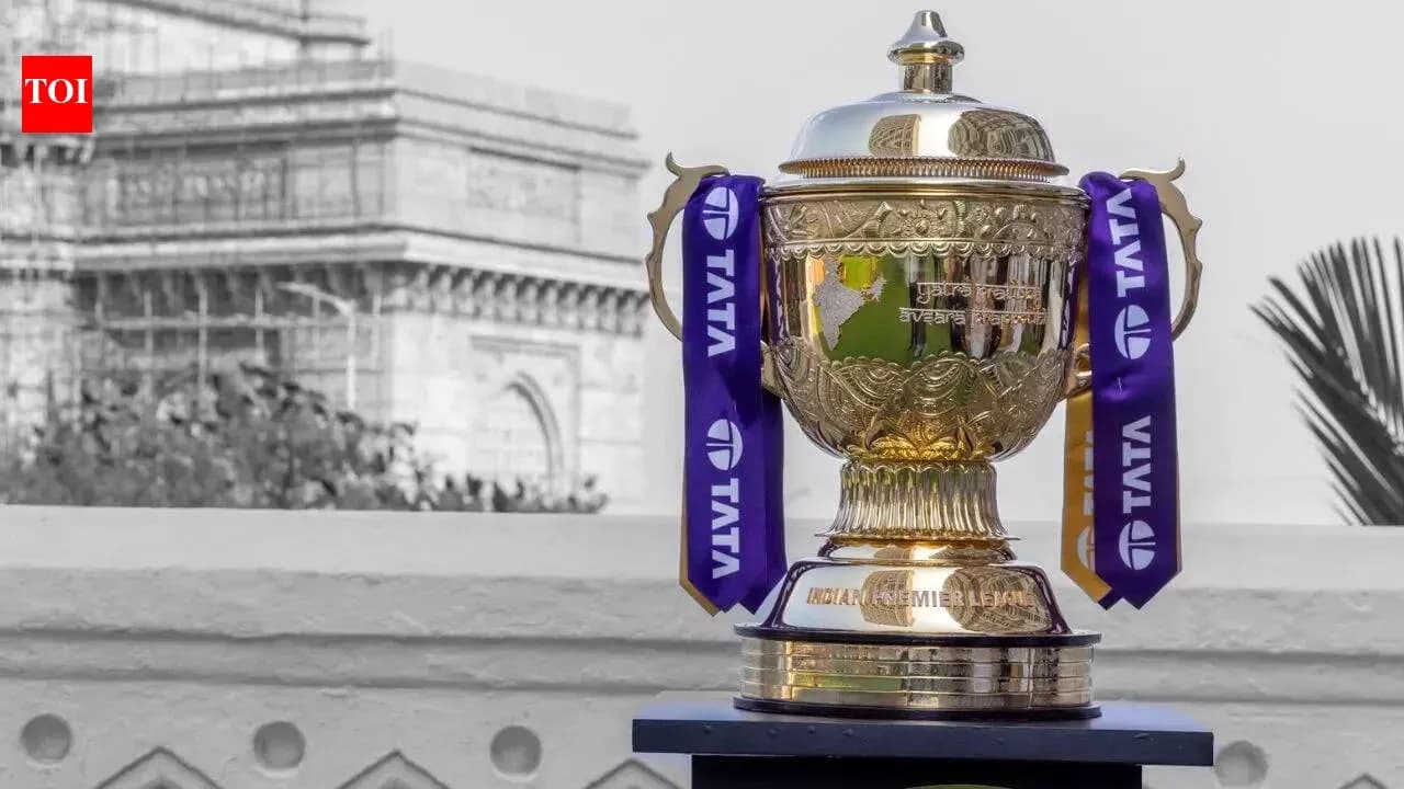 IPL trophy displayed in front of Gateway of India