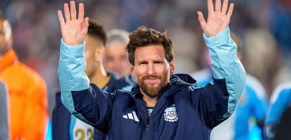 Lionel Messi Honored as River Plate Member in Emotional Farewell at Monumental
