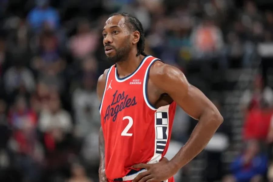 Kawhi Leonard in Los Angeles jersey during game Kawhi Leonard in Los Angeles jersey during game