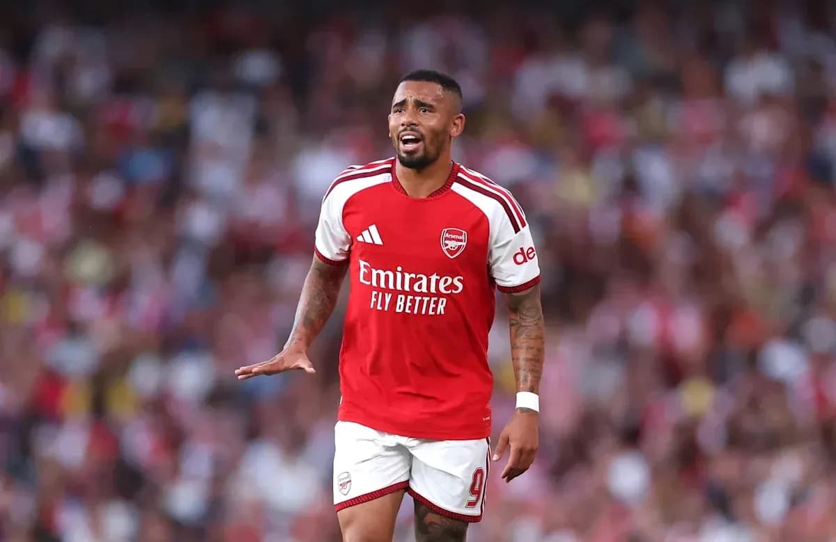 Player in Arsenal jersey during match action Player in Arsenal jersey during match action