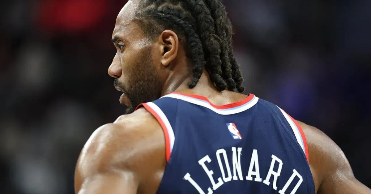 Player in jersey with 'LEONARD' on back Player in jersey with 'LEONARD' on back
