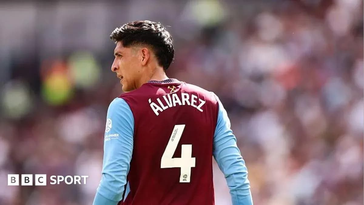 Player Álvarez wearing jersey number 4 during match Player Álvarez wearing jersey number 4 during match